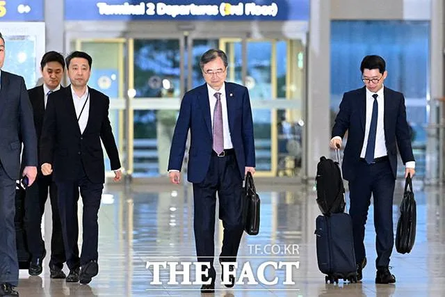 조현 외교부 장관이 미국 이민 당국의 불법체류 단속으로 구금된 한국인 300여명의 석방 절차를 마무리하고 유사 사태 재발을 막기 위해 8일 오후 인천국제공항 제2터미널을 통해 미국으로 출국하고 있다.